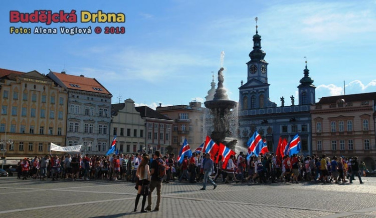 Rozvášnění fandové hokeje obcházeli náměstí a pokřikovali různá hesla