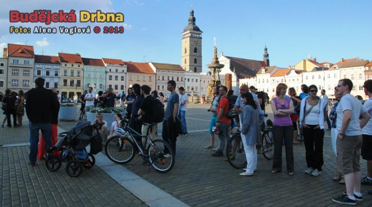 Skupinka lidí, která si přišla poslechnout Strong Coffee
