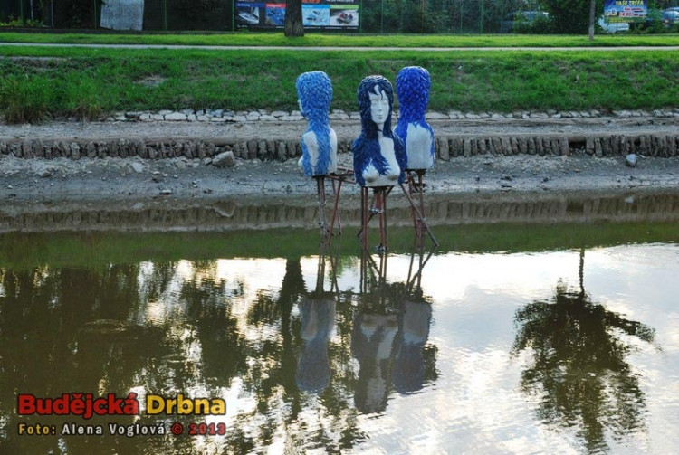 Třem gráciím od Radka Andrleho chybí voda