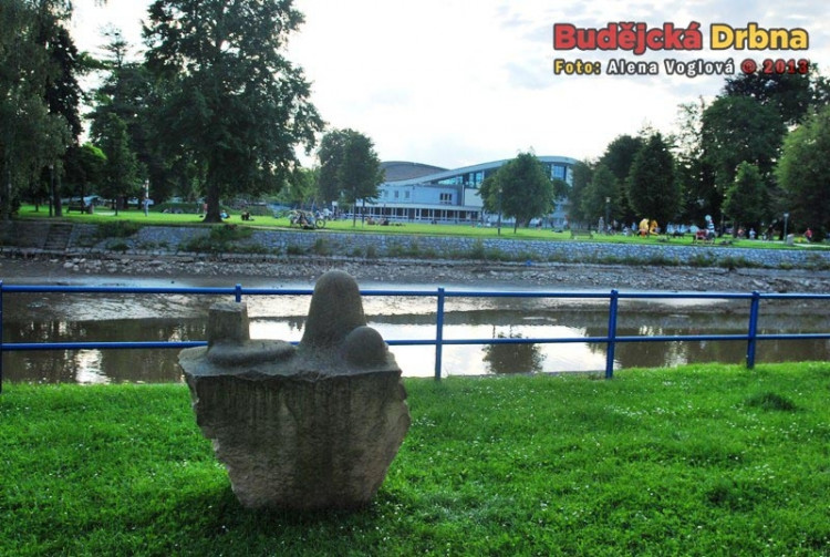 Zátkovo nábřeží zdobí Krajina 1 z cyklu Krajiny od Václava Krčála