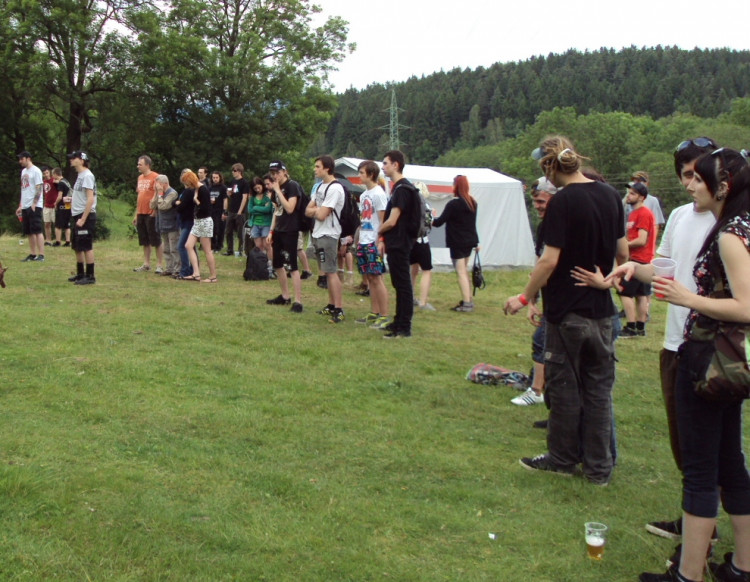 Už odpoledne byla účast slušná. Zde Hradby crew stage