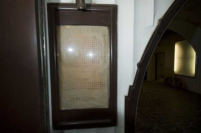 Tak kde se posadíme?