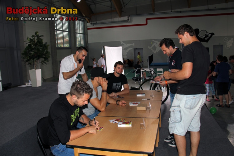 Autogramiáda hokejistů Milana Gulaše, Zdeňka Kutláka a Romana Horáka