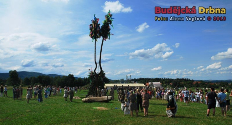 Na stavění máje se podíleli i návštěvníci