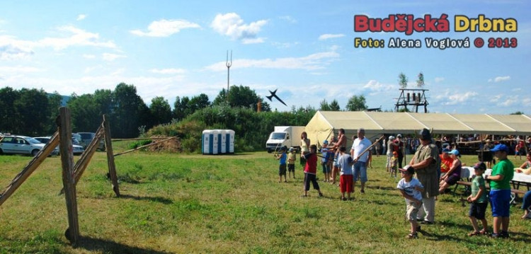 Nejenom děti si oblíbily hod na terč různými zbraněmi