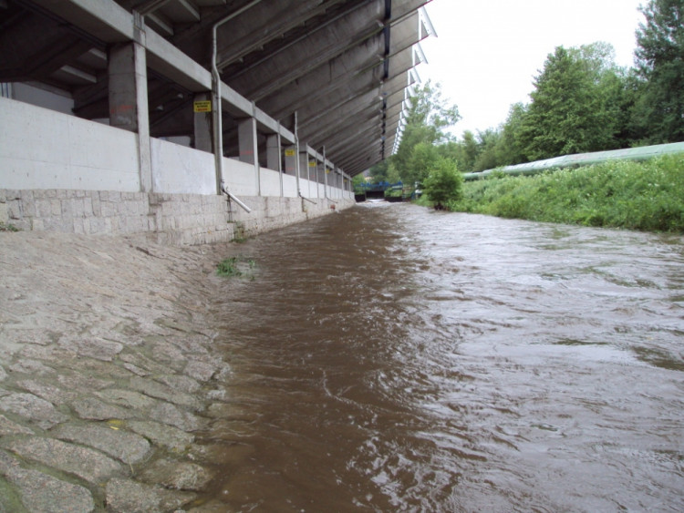 Lužická Nisa u fotbalového stadionu dopoledne