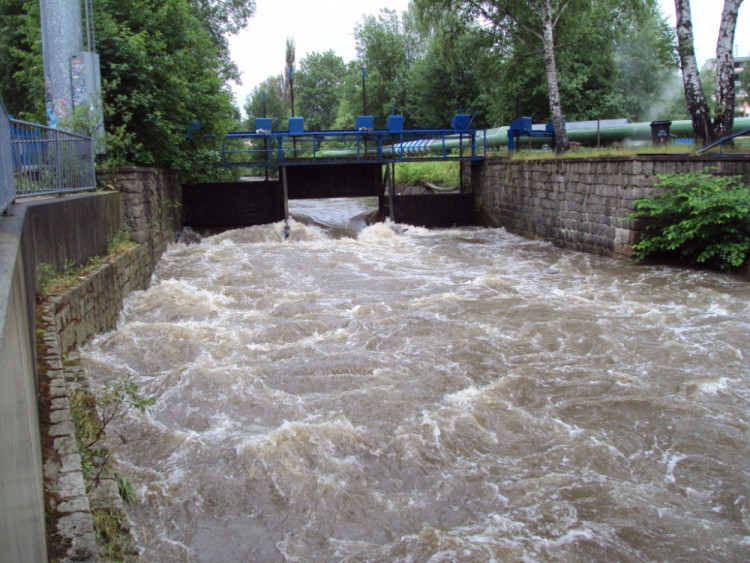 Lužická Nisa u fotbalového stadionu dopoledne