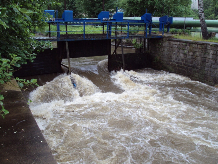 Lužická Nisa u fotbalového stadionu dopoledne