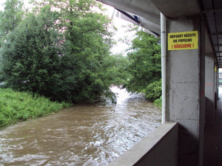 Lužická Nisa u fotbalového stadionu dopoledne