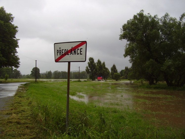 Zalitá silnice v Předláncích