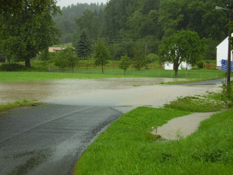 Zalitá silnice v Předláncích
