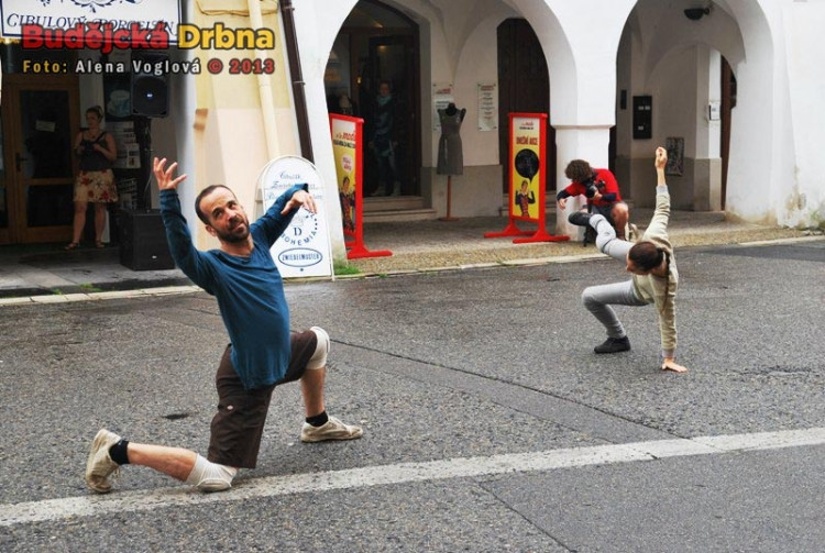 Déšť tanečníkům nevadil