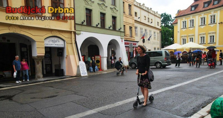 Některým spoluobčasnům bylo jedno, že se na ulici odehrává představení