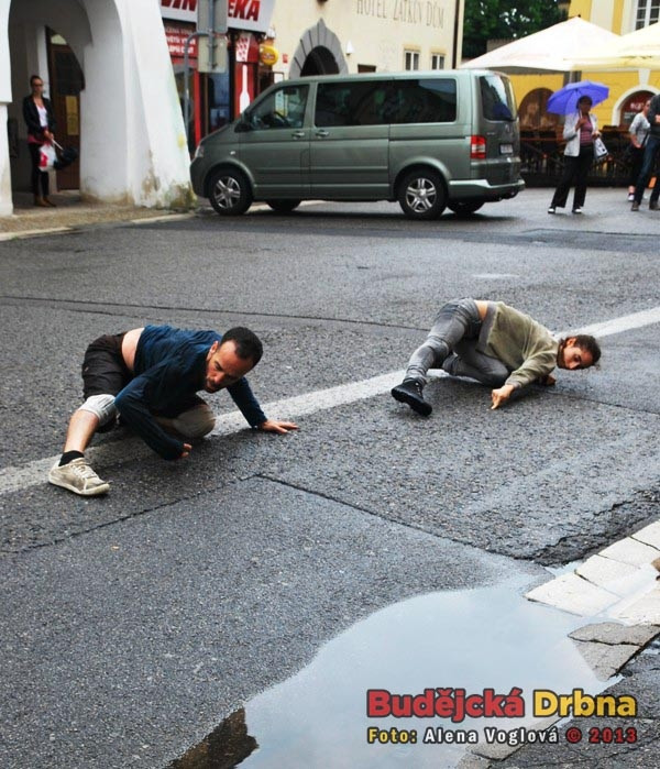 Venkovní taneční představení s názvem Accidia