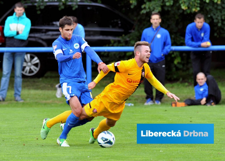 Luboš Hušek fauluje