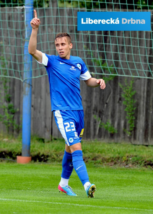 Je tam. Šural se trefil hlavou