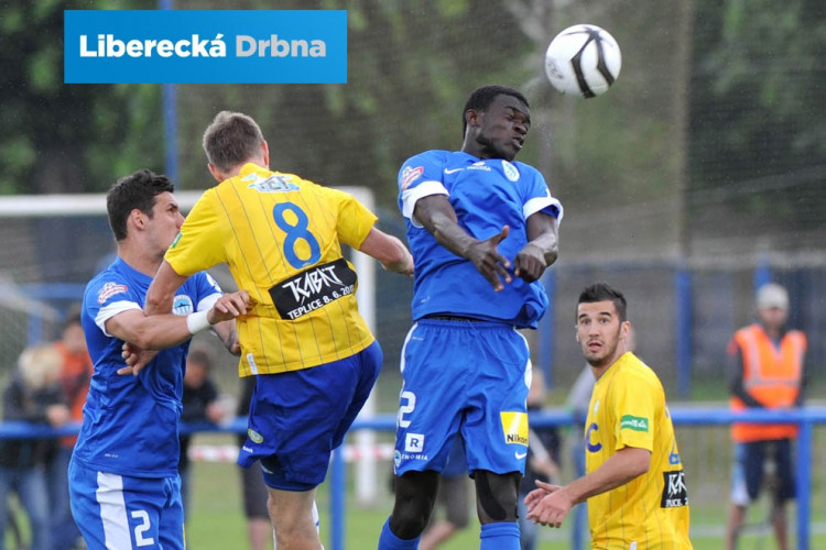 Isaac Sackey zasahuje