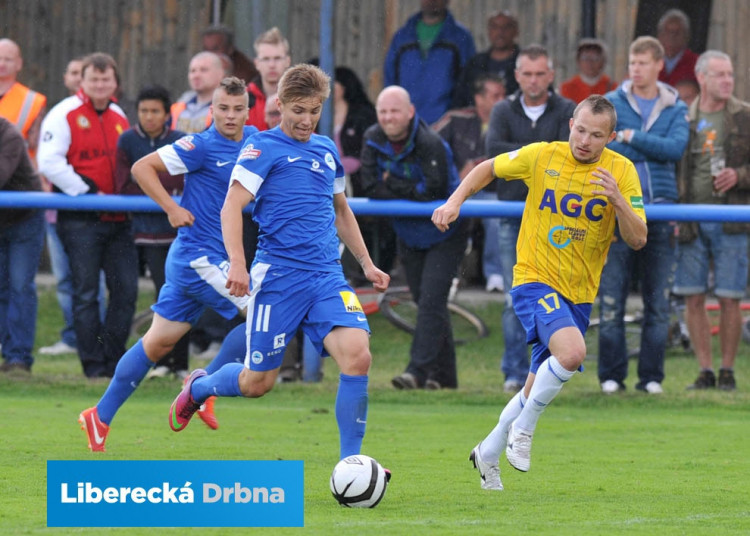 Martin Frýdek pílí k bráně, sleduje ho Obročník