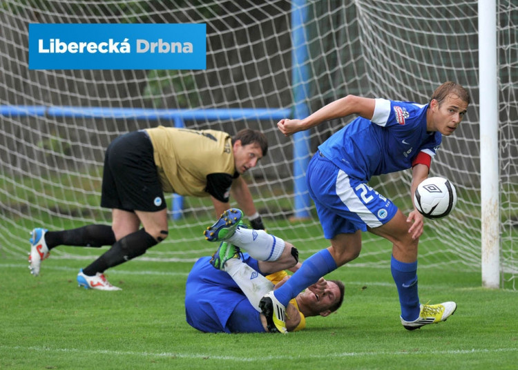 Penalta! Vachoušek padá po zákroku Pokorného