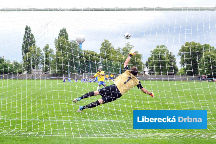 Zbyněk Hauzr zasahuje proti penaltě