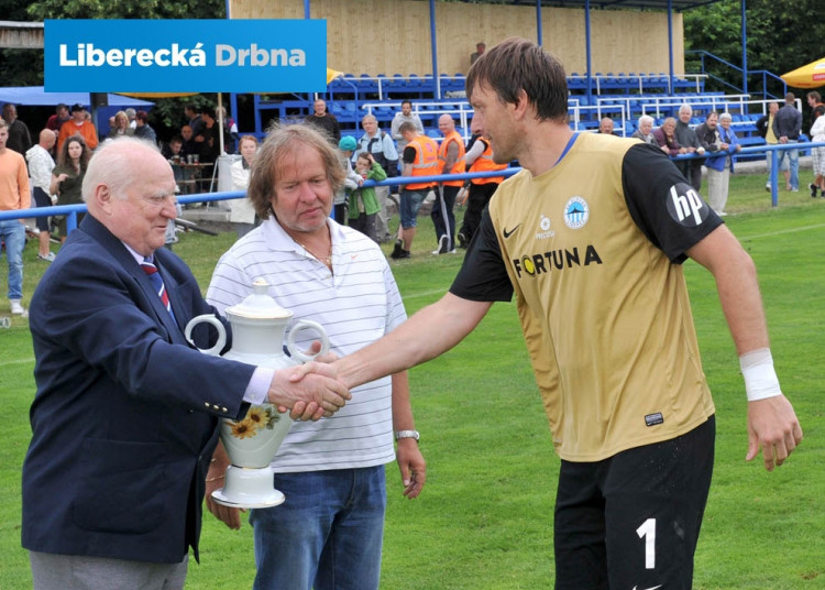 Kapitán Zbyněk Hauzr převzal trofej pro vítěze