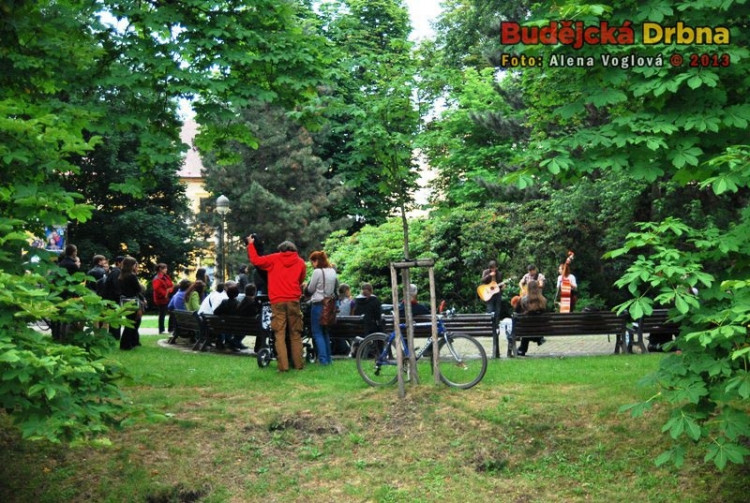 Hraní v parku Na Sadech