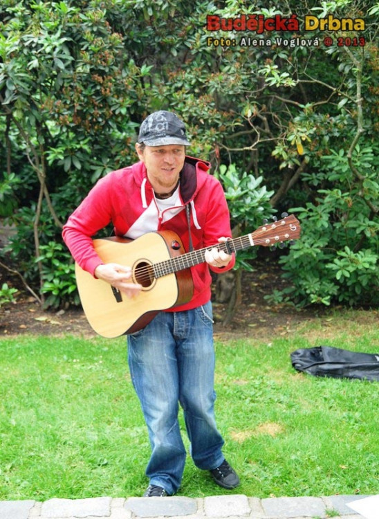 Písničkář La Baďa zahrál Na Sadech