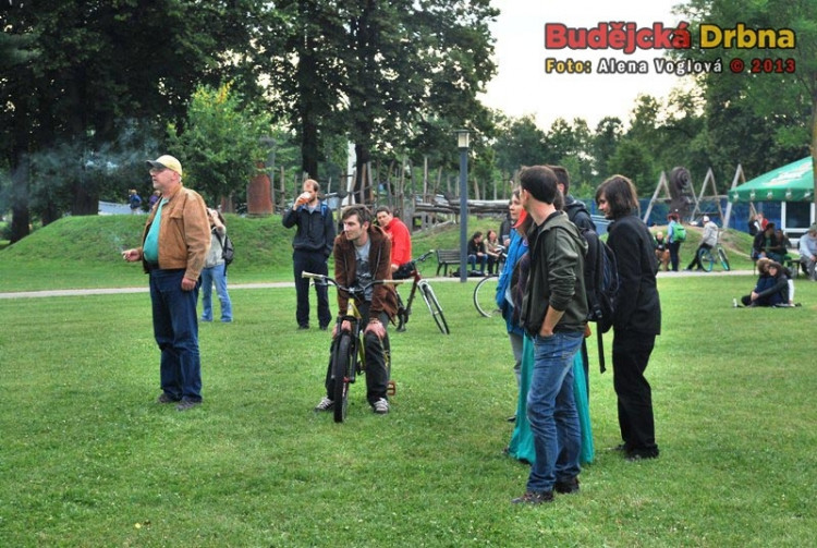 Posluchači dívčího dua s názvem Pytel blech