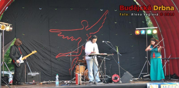 S hodinovým zpožděním vystoupila kapela Hameln