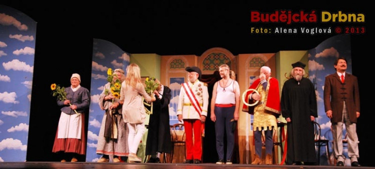 Závěrečné poděkování, diváci povstali