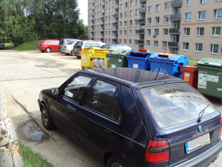 Třešňová a parkování mezi popelnicemi