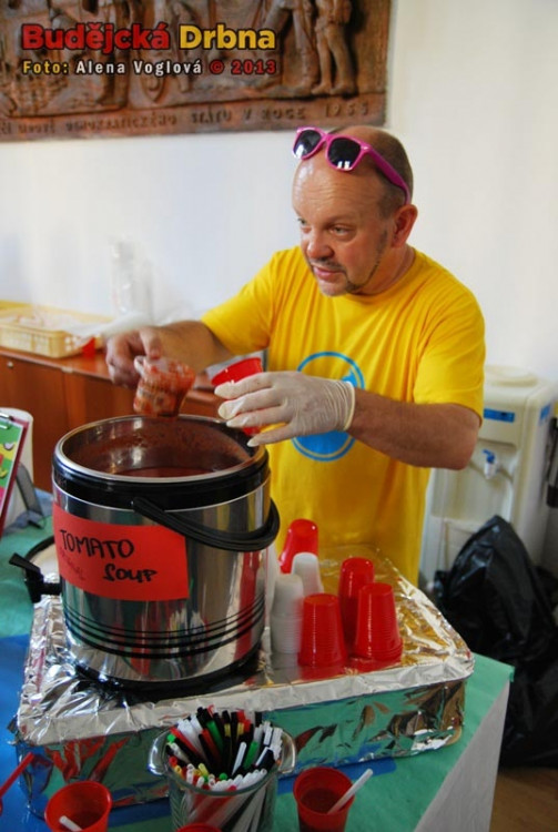 Na vernisáži podával studenou rajčatovou polévku Petr Stupka