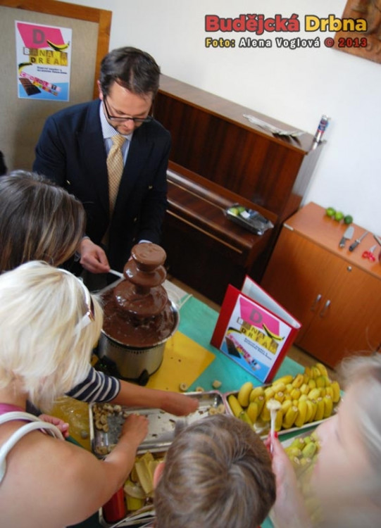 Velký úspěch slavila čokoládová fontána, do které se máčely banány