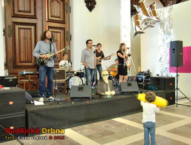 Vernisáž doplňovala hudba ve stylu Velvet Underground