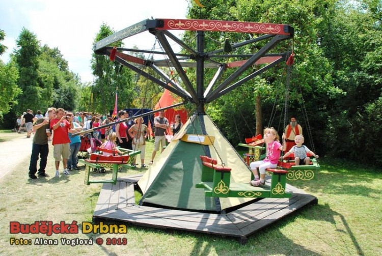 Historický kolotoč vzbuzoval pozornost