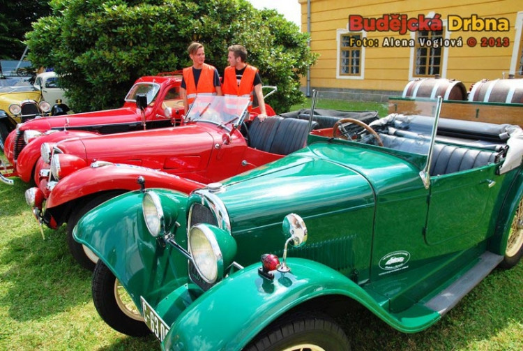 Veteránská auta zdobila náměstí