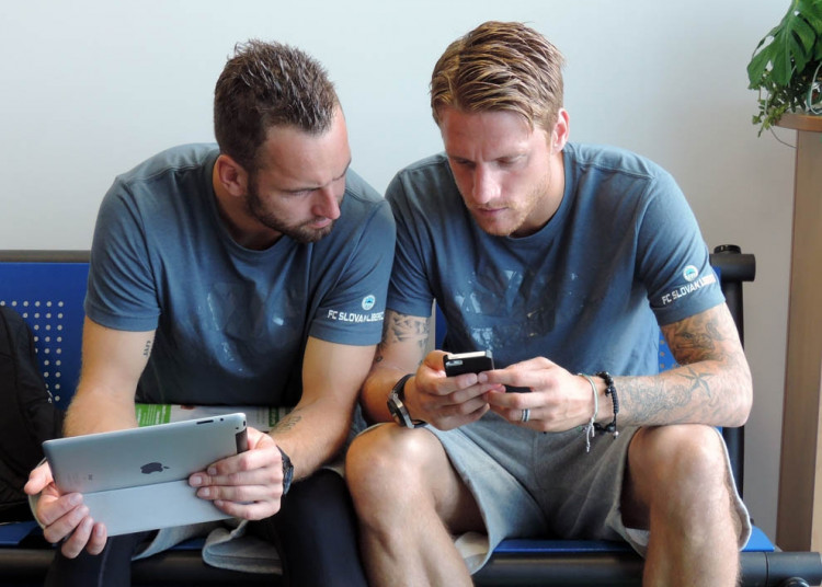 Čekání na letišti. Přemysl Kovář a Radoslav Kováč