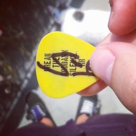 Auto: Martin Novotný. Posílám fotku trsátka, které jsem chytil na koncertu Sunrise Avenue na Benátské noci 2013, trsátko jsem si, po ukončení jejich vystoupení, taky samozřejmě nechal osobně podepsat.