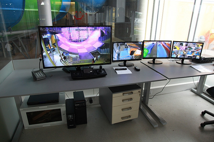 Velín s ovládáním tobogánů