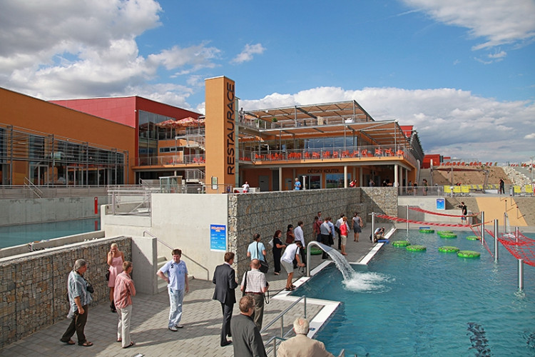 Jihozápadní pohled na vnější bazény