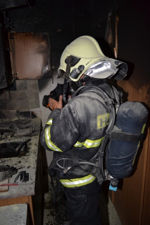 Zde požár nejspíš vznikl. Na plotně vzplála večeře.