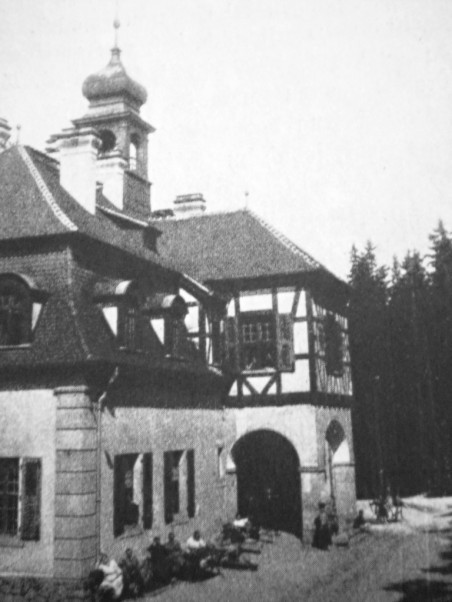 Zadní partie vily se vstupním rizalitem.