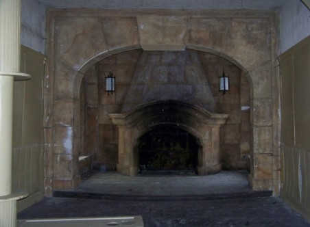 Bizarní papundeklový krb, pozůstatek natáčení televizního seriálu Krev zmizelého.