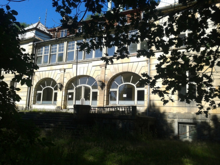 Čelní pohled na budovu