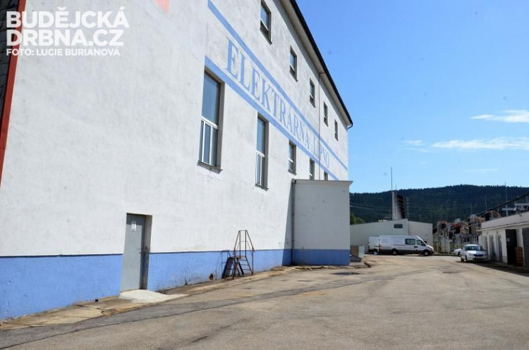 Nenápadná budova nad podzemní elektrárnou