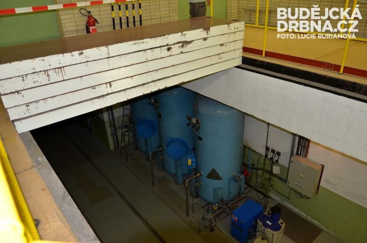 Během rekonstrukce byly kvůli transportu technologií odstraněny podlahové panely