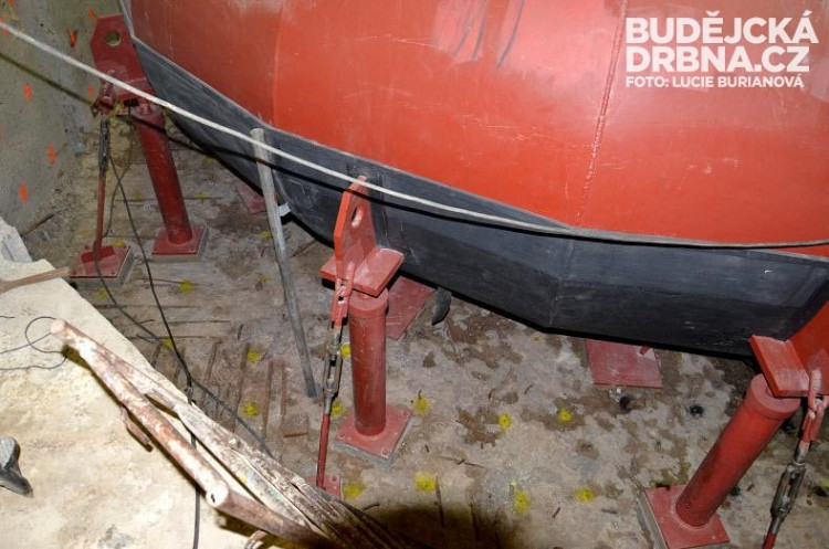 Při demontáži staré technologie byly odstraněny desítky kubíků betonu