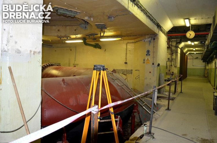 Na instalaci nové části soustrojí se intenzivně pracuje