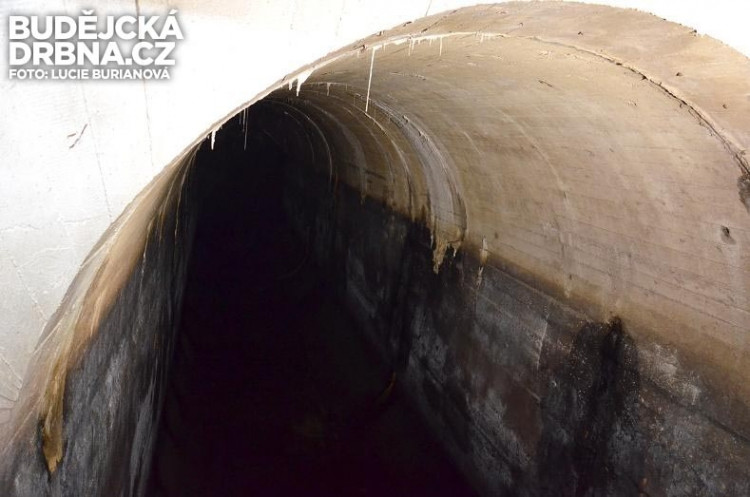 Jeden z odtokových kanálů vysoký osm metrů a široký devět metrů