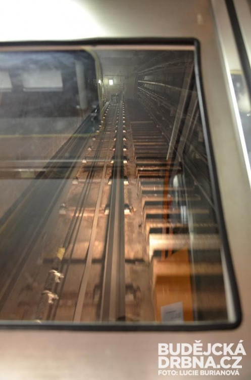 Osobní výtah stoupá k povrchu 200 metrů dlouhou šikmou štolou - pohyb lze sledovat okénkem ve stěně výtahu